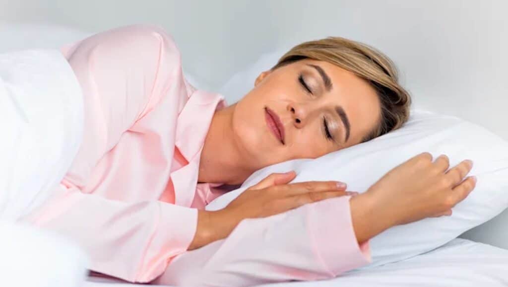 Faccia gonfia, i motivi per cui ti ci svegli ogni mattina