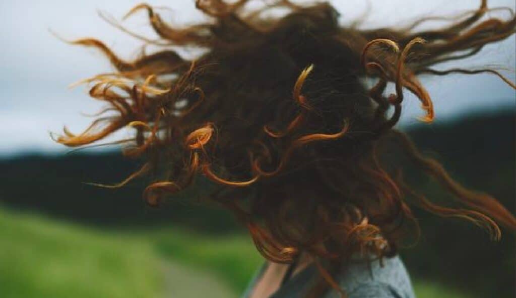 Profumi autunnali per capelli: come profumare la tua chioma in stile autunnale
