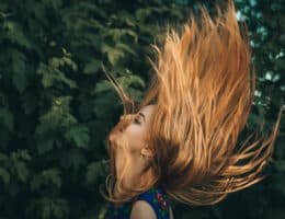 giovane-donna-con-bei-capelli-al-vento