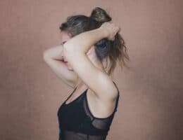 ragazza-di-profilo-lega-i-capelli