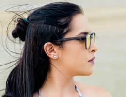 ciuffo-mezzo-raccolto-ragazza-con-occhiali