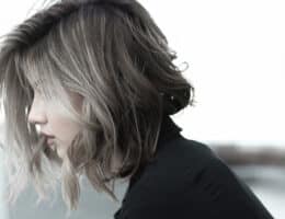 taglio-caschetto-ondulato-su-ragazza-di-profilo