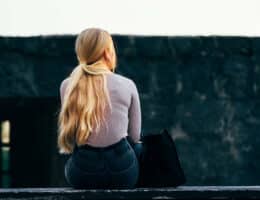 ragazza-con-coda-di-cavallo-su-muretto