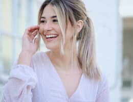 ragazza-con-coda-sorridente-in-abiti-bianchi