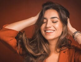 ragazza-con-capelli-sani-che-sorride