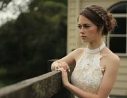 treccia-a-cerchietto-su-giovane-ragazza