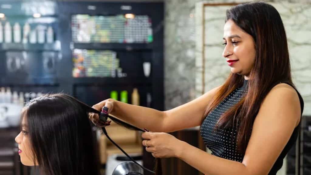 Cos'è la stiratura dei capelli giapponese? Ecco cosa devi sapere