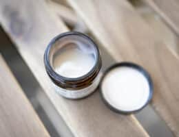 vasetto-senza-tappo-di-crema-cosmetica