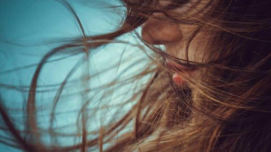 Dolore ai capelli, è normale? Cause, sintomi e cure