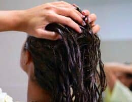 Maschera per capelli, il tempo di posa è cruciale: per quanto lasciarla?