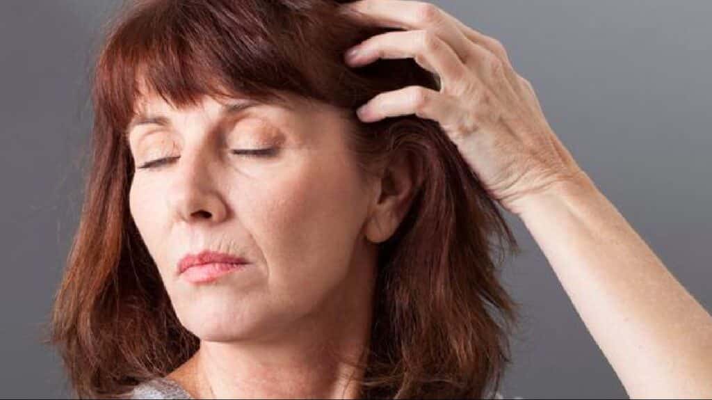 Cosa fare se cadono i capelli in menopausa: 8 consigli e approcci efficaci