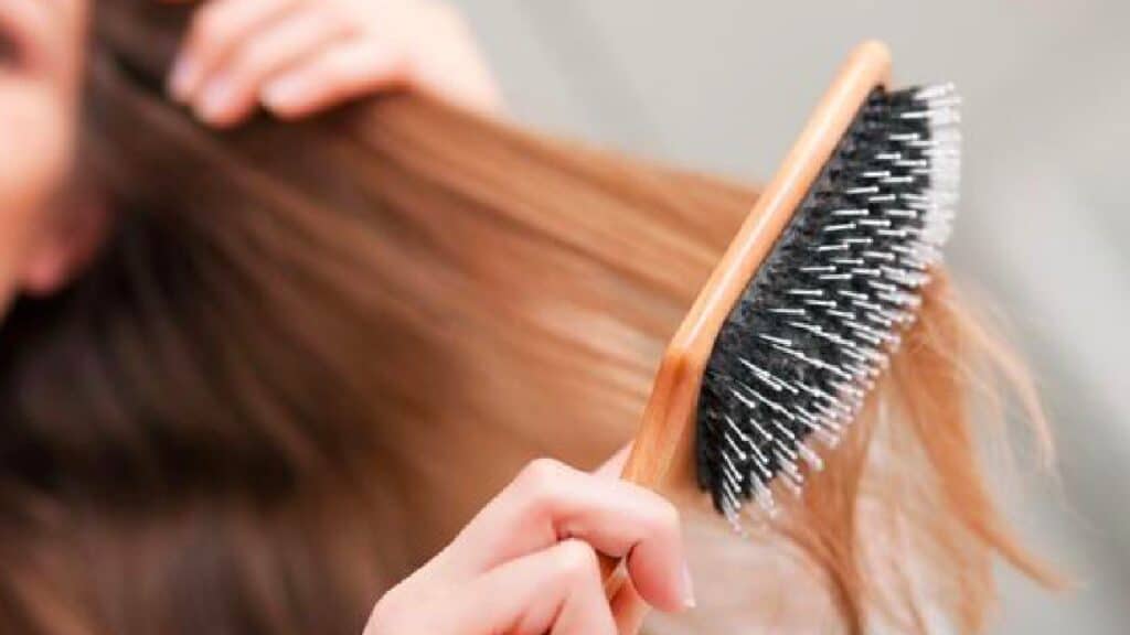 Lo shampoo secco non funziona sui capelli sporchi: il momento top per usarlo è un altro