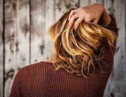 I migliori anti giallo sul mercato: 5 top per chi ha i capelli biondi o grigi