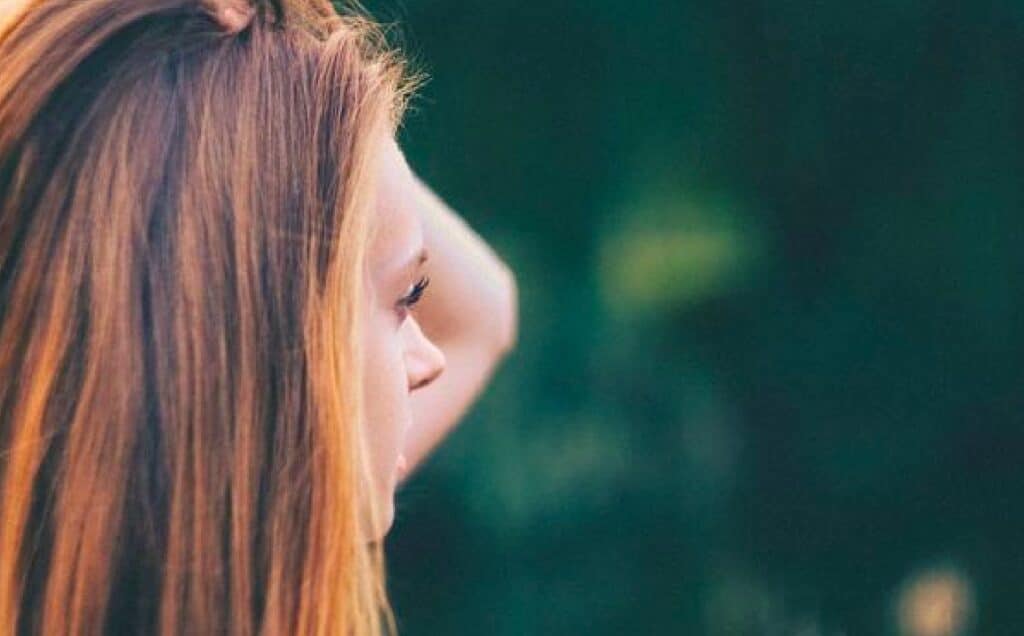 Capelli lisci e umidità: come mantenere la chioma sotto controllo
