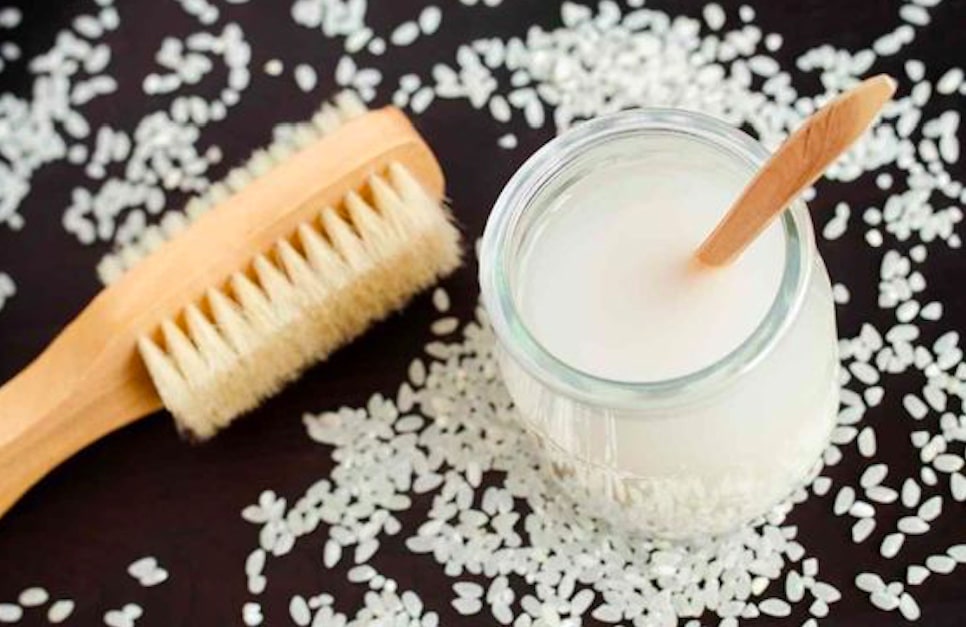 Non scolare l'acqua del riso, conservala e usala così sui capelli