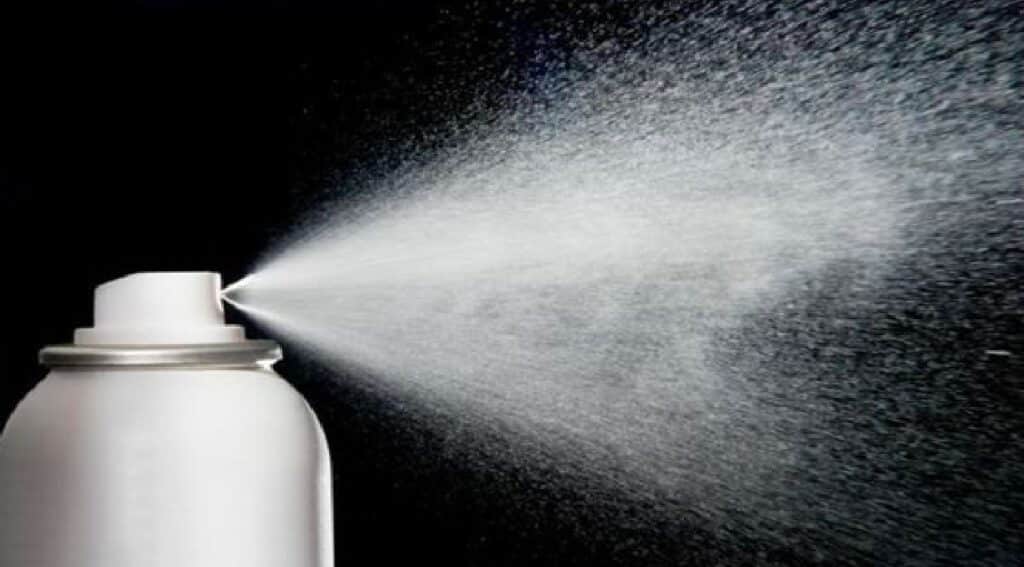 Lacca per capelli, usata sui vestiti fa miracoli: ecco a cosa serve