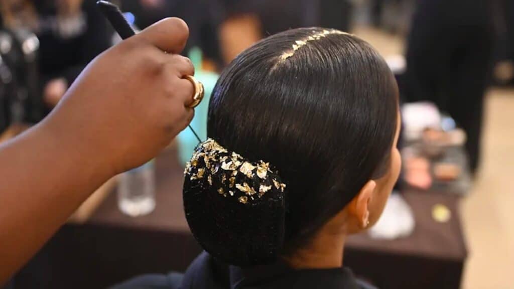 Foglie d’oro tra i capelli, la tendenza su tutte le passerelle 2024