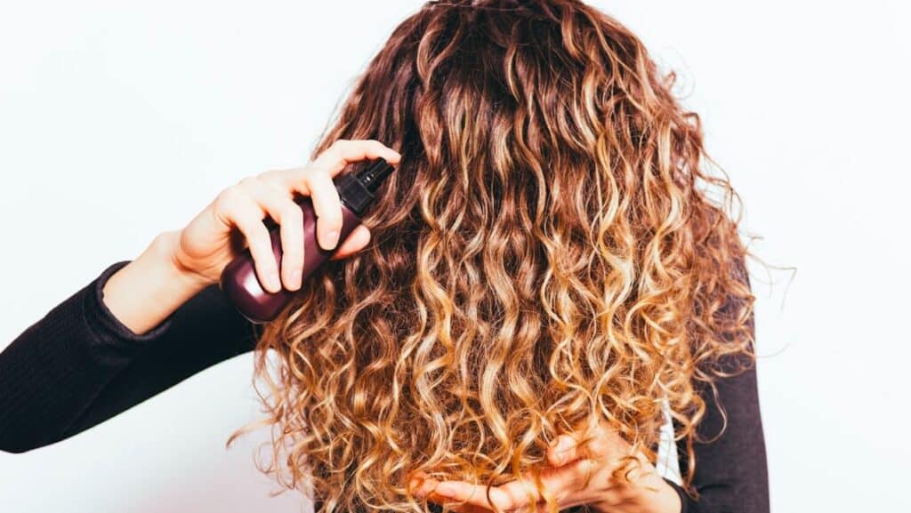 Capelli ricci: le 5 creme bio migliori per eliminare l’effetto crespo