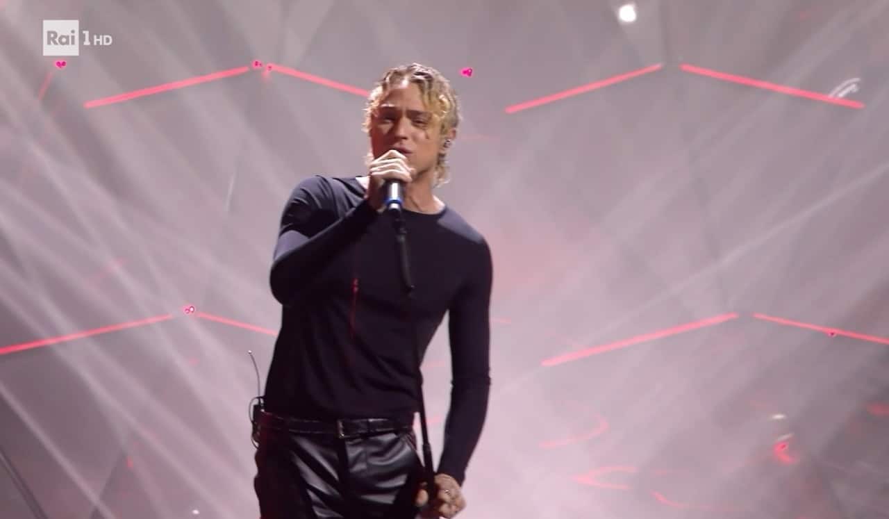  Irama a Sanremo 2024 "nero per il look": l'indiscrezione Motiv 