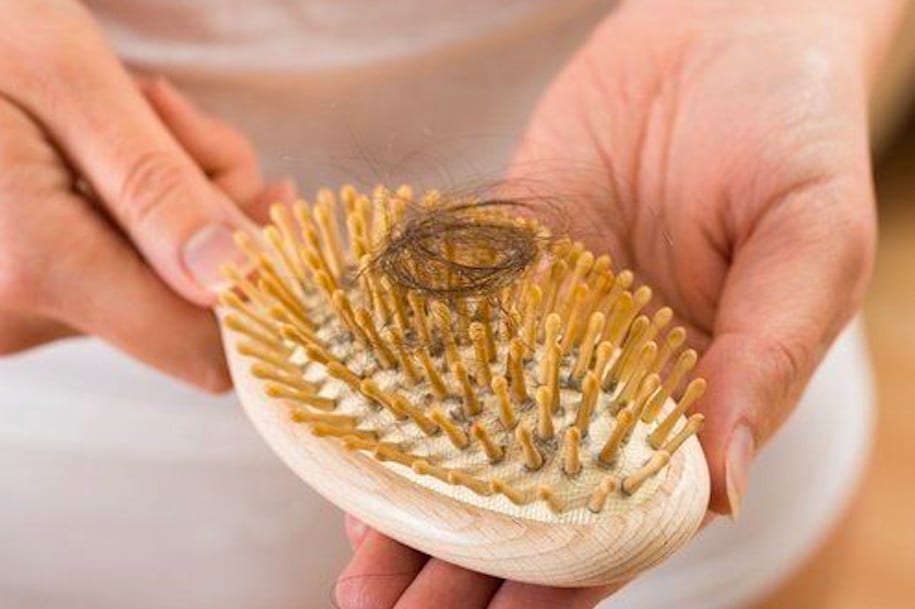 Primavera e caduta dei capelli: quando e perché fare una visita tricologica