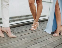 Come abbinare vestiti e scarpe in primavera per un look perfetto