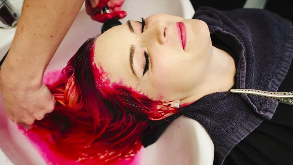 Quando lavare i capelli dopo la tintura, per assicurarsi che duri
