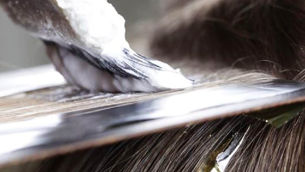 Capelli rovinati dalla deco: come rimetterli in sesto con 5 consigli