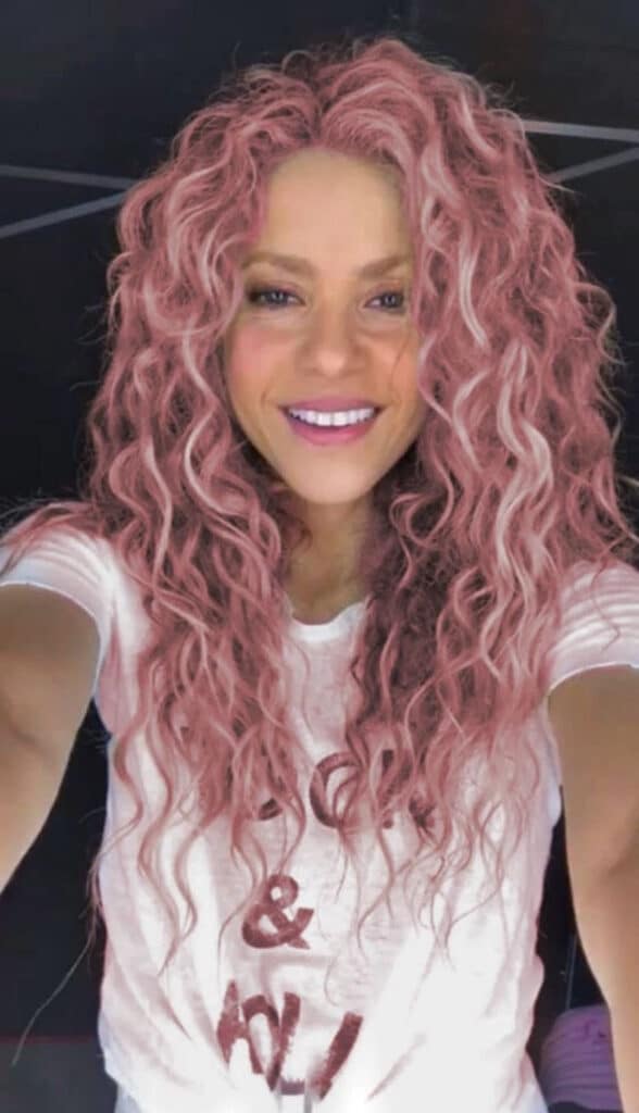 Shakira capelli rosa