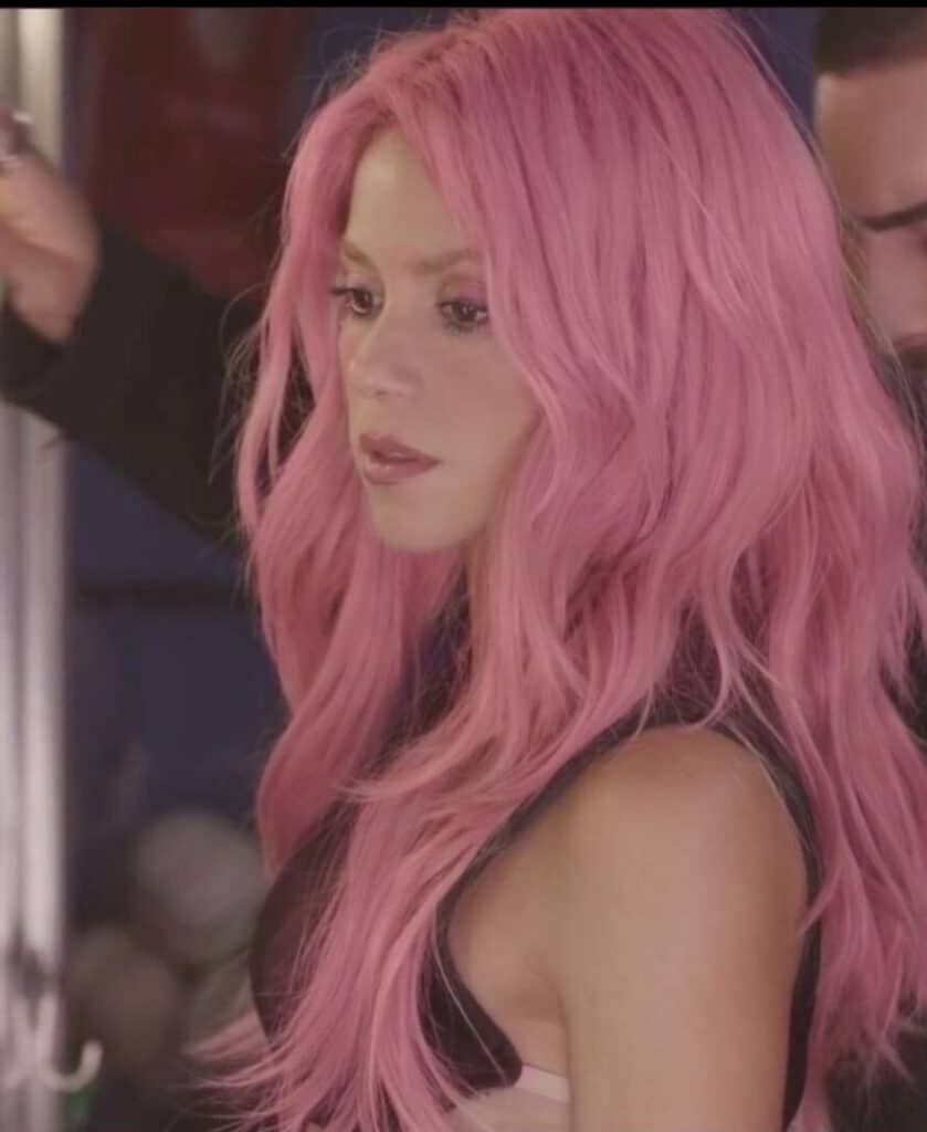 Shakira capelli rosa