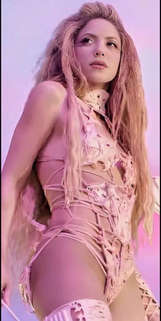 Shakira capelli rosa