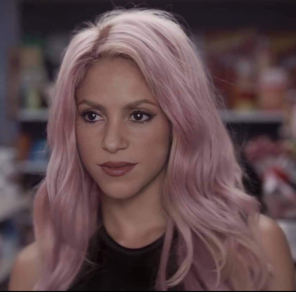 Shakira capelli rosa