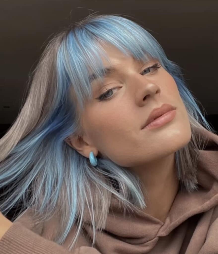 capelli platino e azzurri