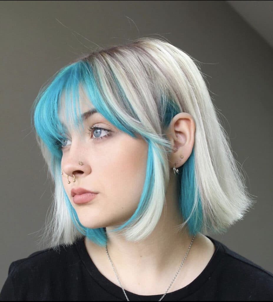 capelli platino e azzurri