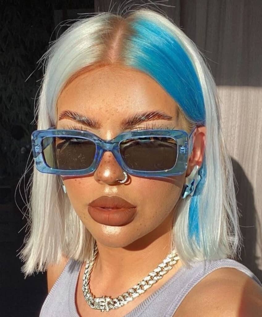 capelli platino e azzurri