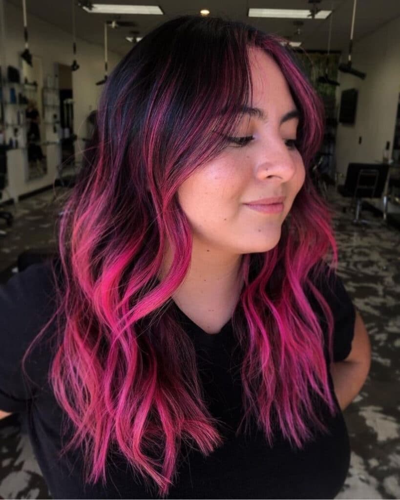 Capelli fucsia e neri