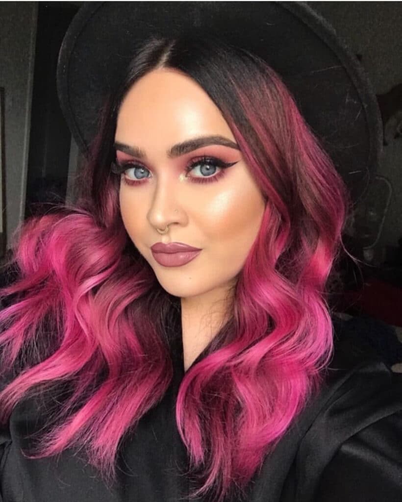 Capelli fucsia e neri