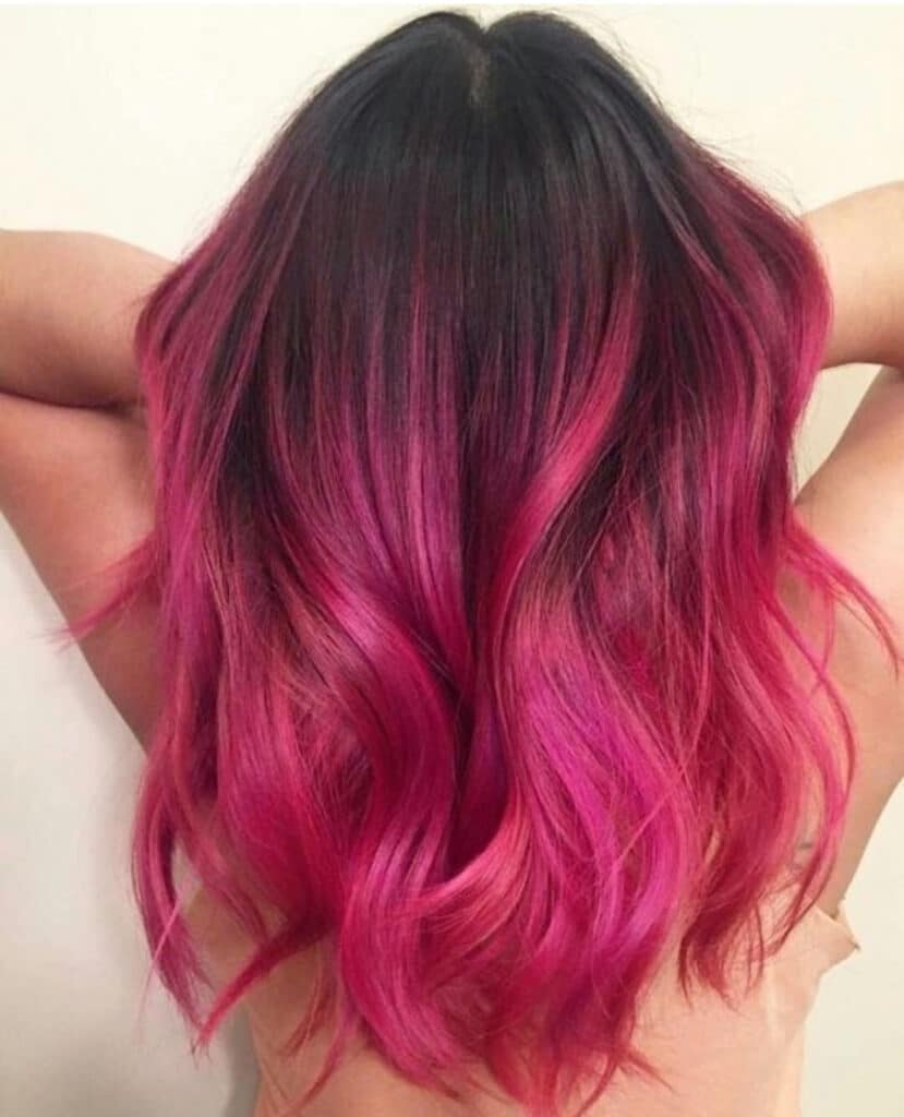 Capelli fucsia e neri