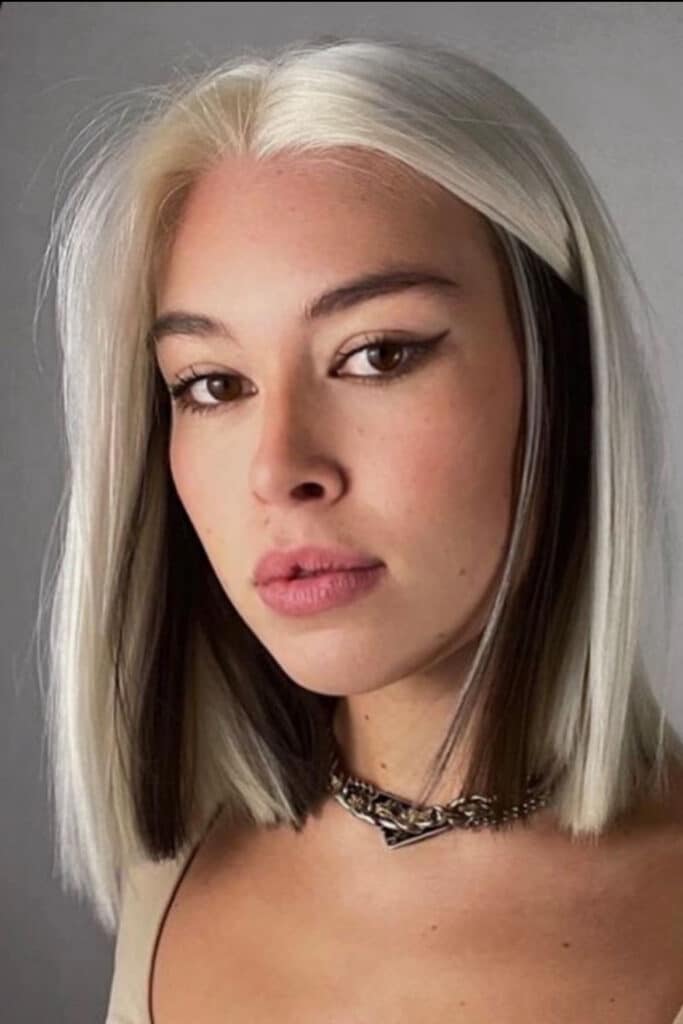 Capelli biondi e sotto neri 