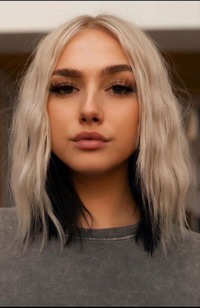 Capelli biondi e sotto neri 