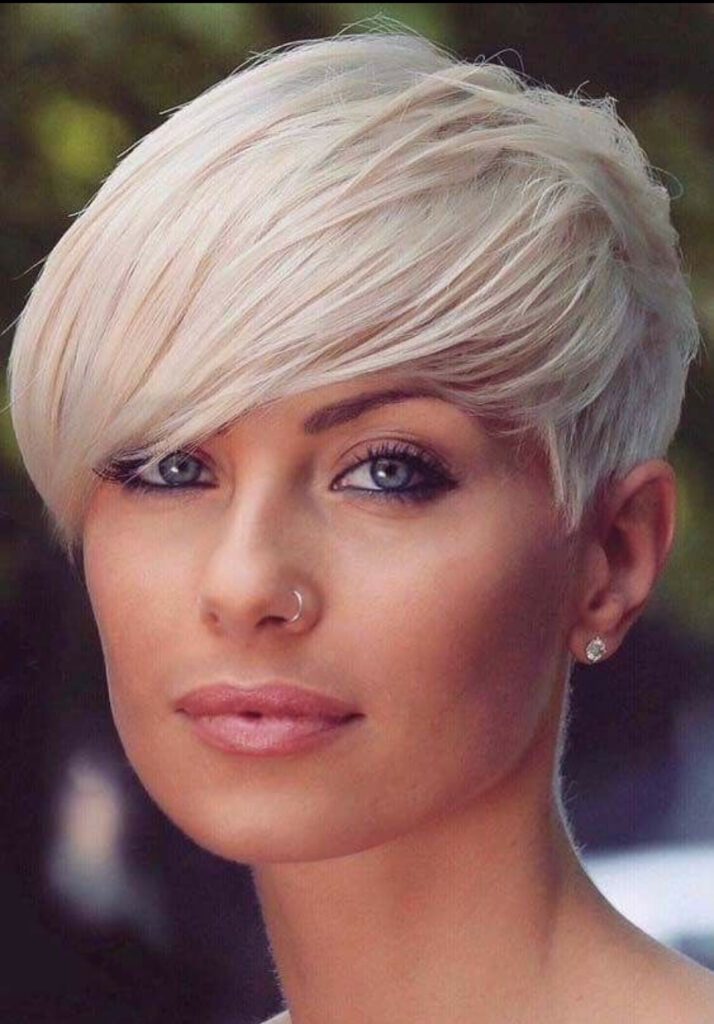 Capelli corti biondo platino