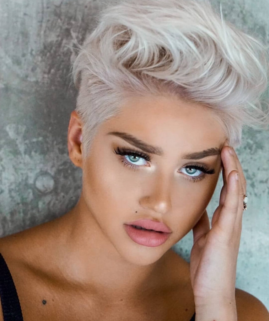 Capelli corti biondo platino