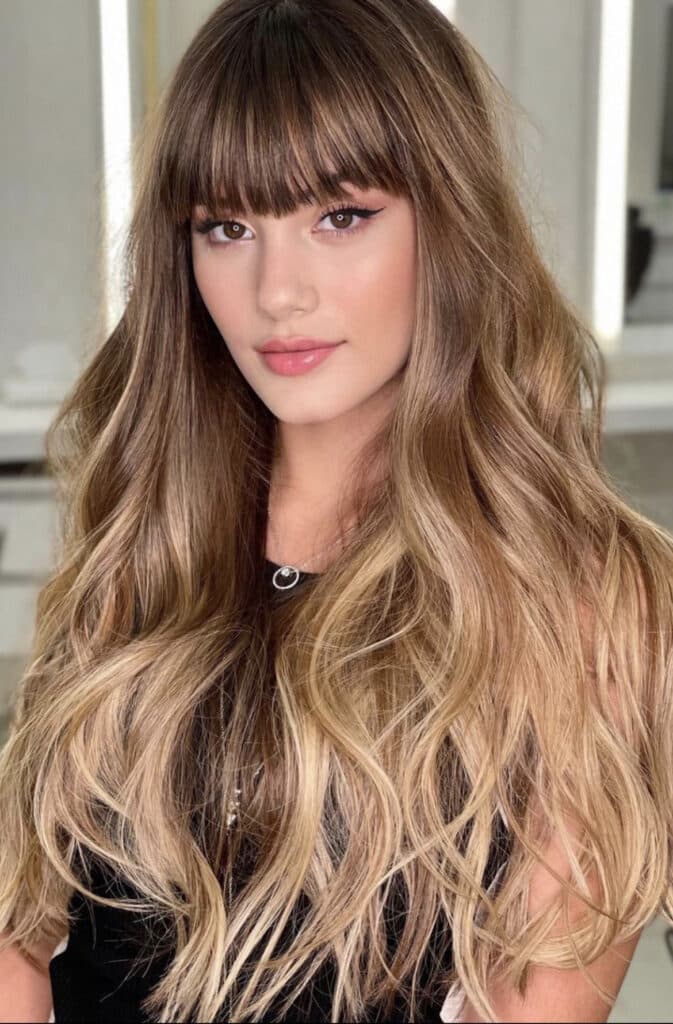 capelli a strati con frangia