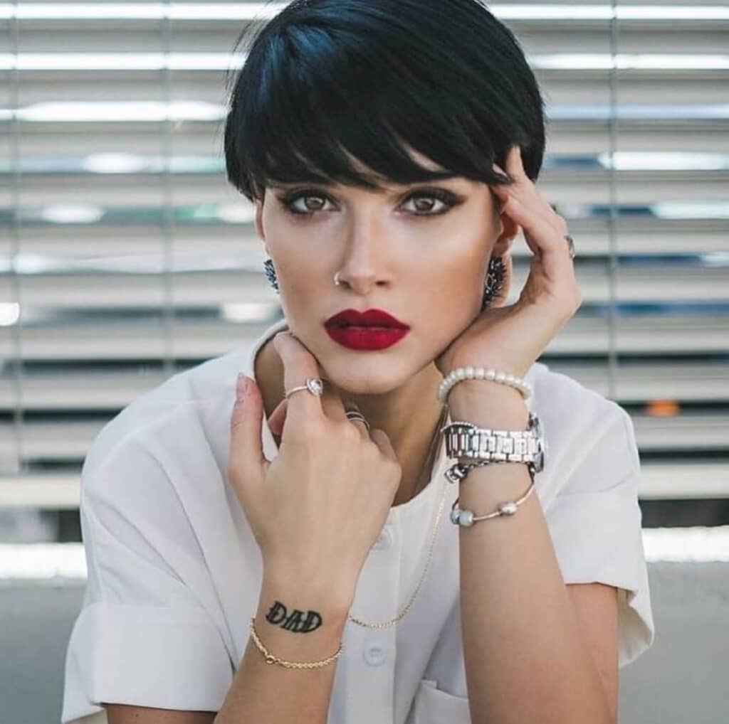 taglio corto con maxi frangia