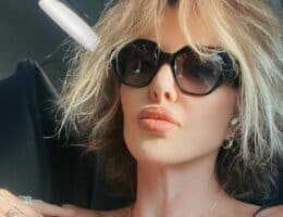 alba-parietti-costume-senza-filtri-capelli-naturale