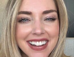 chiara-ferragni-struccata-capelli-naturali