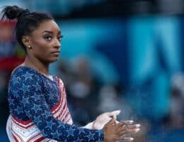 simone-biles-capelli-acconciatura-motivo