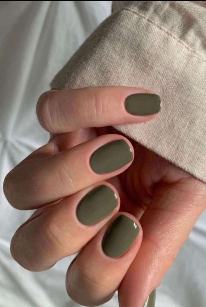 unghie verde oliva