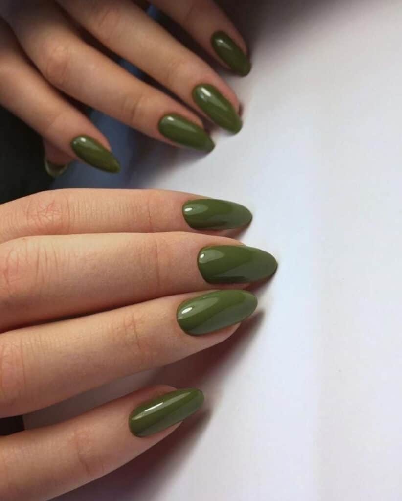 unghie verde oliva