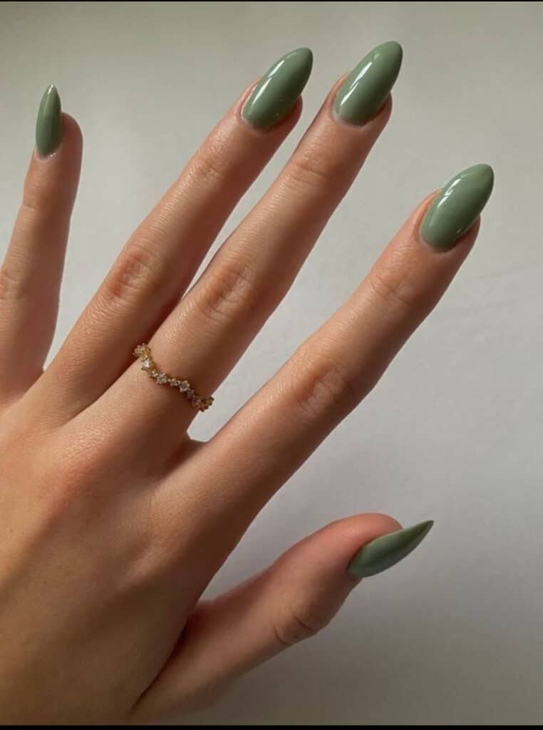 unghie verde oliva