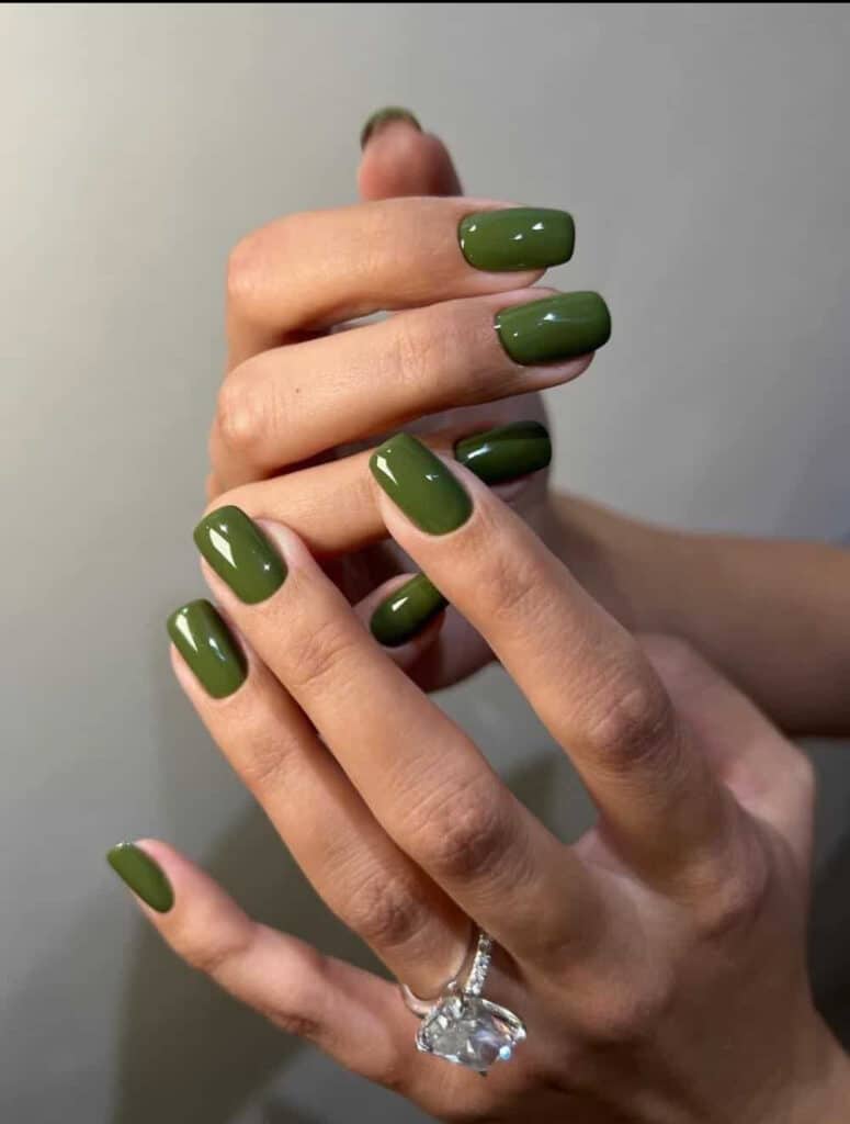 unghie verde oliva